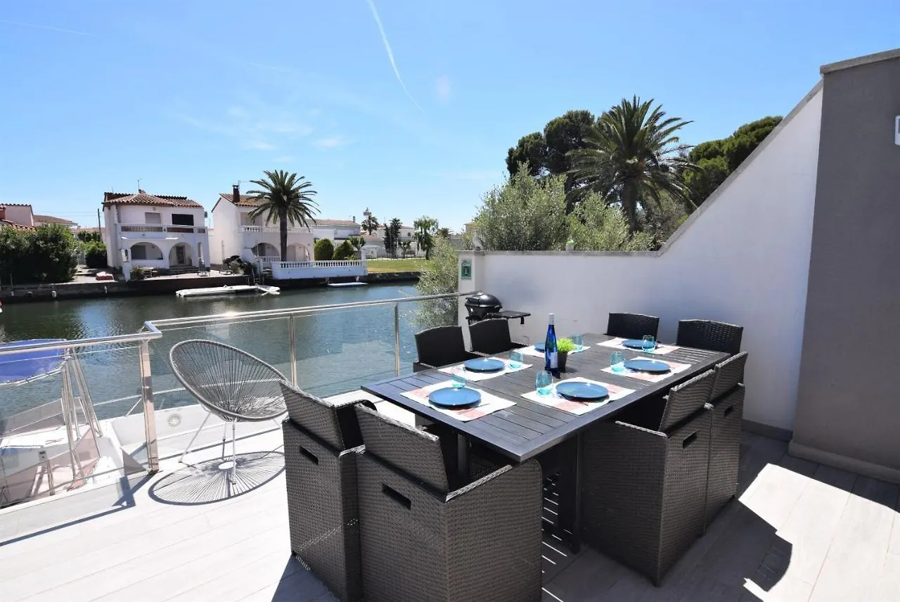 فيلة 392- Casa Al Canal Con Amarre Y Jacuzzi إمبوريابرافا إسبانيا