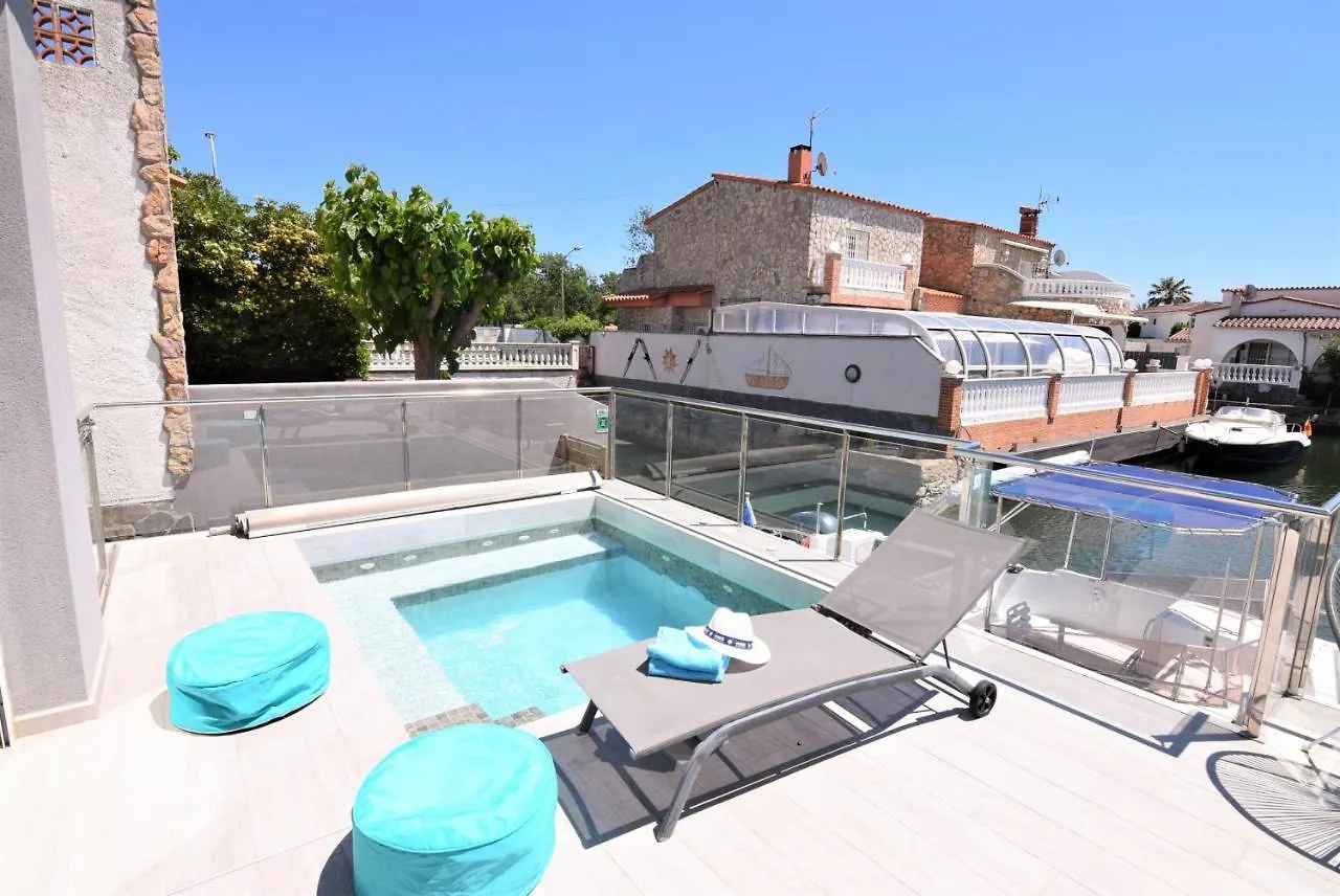فيلة 392- Casa Al Canal Con Amarre Y Jacuzzi إمبوريابرافا إسبانيا