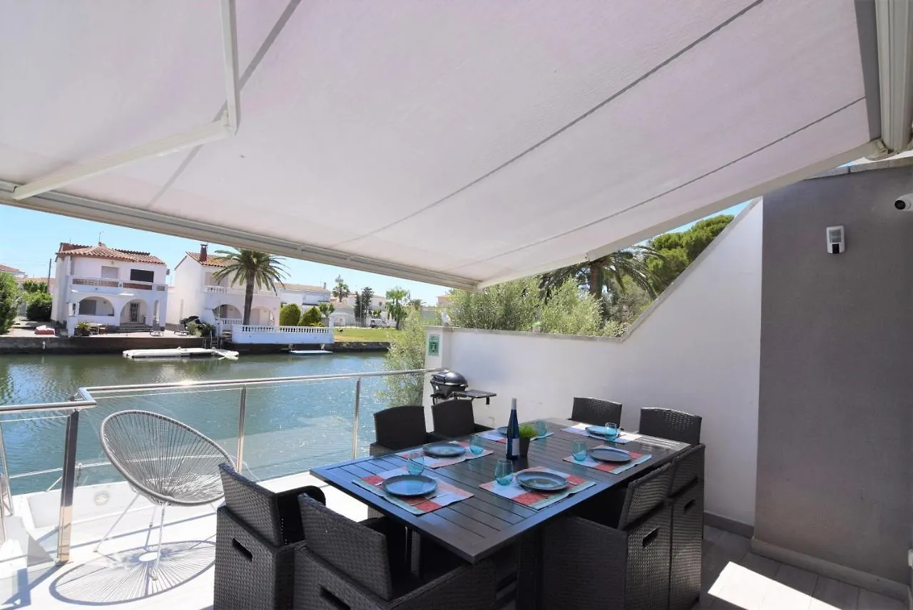 392- Casa Al Canal Con Amarre Y Jacuzzi إمبوريابرافا 0*,  إسبانيا